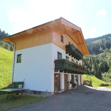 Cozy With Balcony Near Slope Appartement