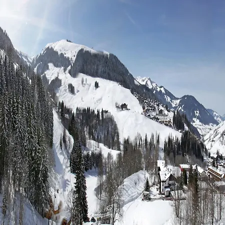 Cozy With Balcony Near Slope Apartman